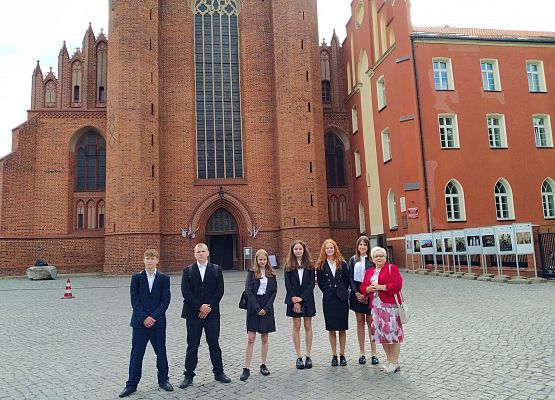uczniowie i katechetka przed katedrą w Pelplinie
