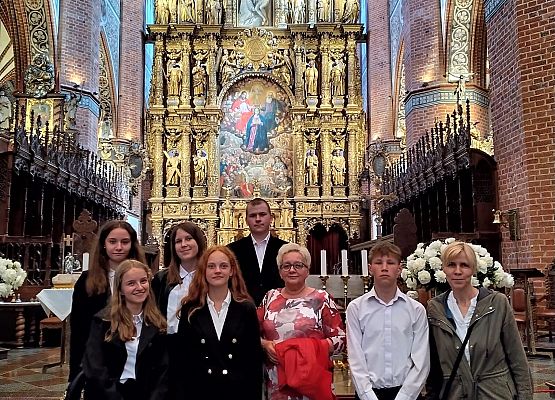 nauczycielki z uczniami w katedrze pelplińskiej