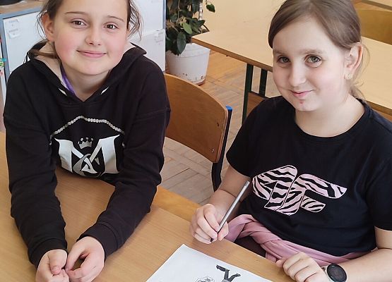 uczennice siedzą przy stoliku