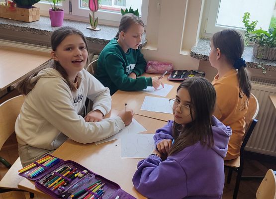 uczennice siedzą przy stoliku