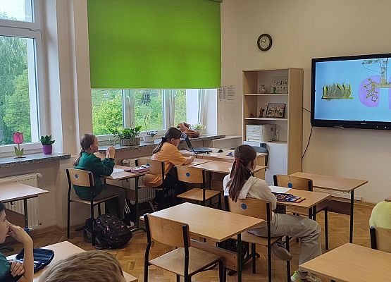 uczniowie oglądają film