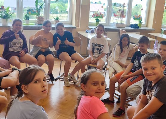 uczniowie siedzą w kole podczas zajęć