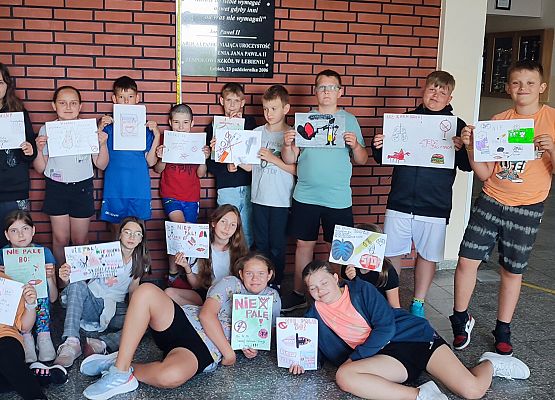 uczniowie prezentują swoje prace