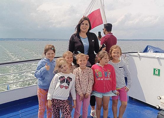 uczniowie z nauczycielką na statku