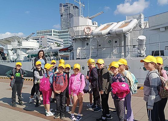 dzieci na wycieczce w porcie