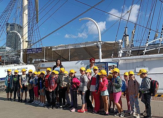 dzieci na wycieczce w porcie