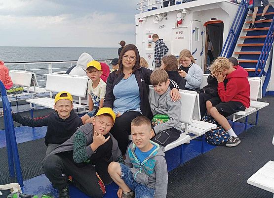 uczniowie z nauczycielką na statku