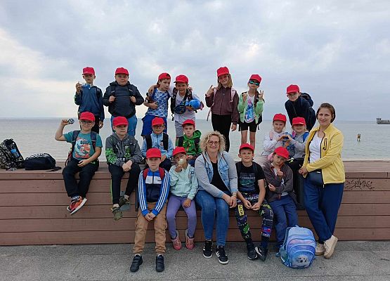 zdjęcie grupowe na promenadzie