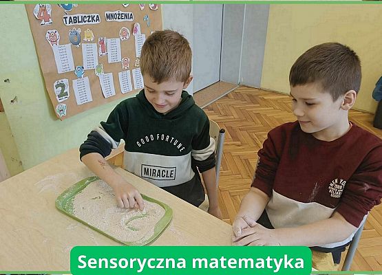 uczniowie wykonują zadania z projektu