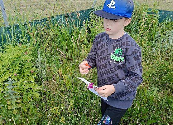 uczeń w sadzie szkolnym