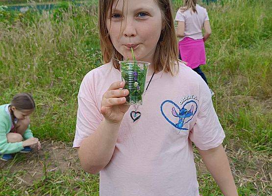 uczennica w sadzie szkolnym