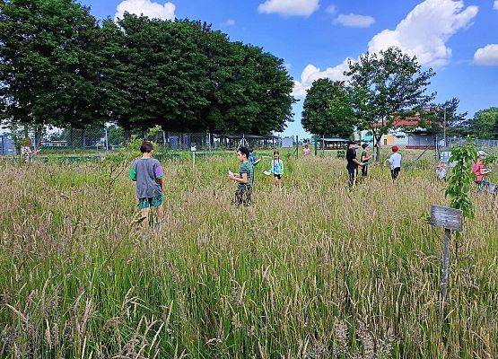 uczniowie w sadzie szkolnym