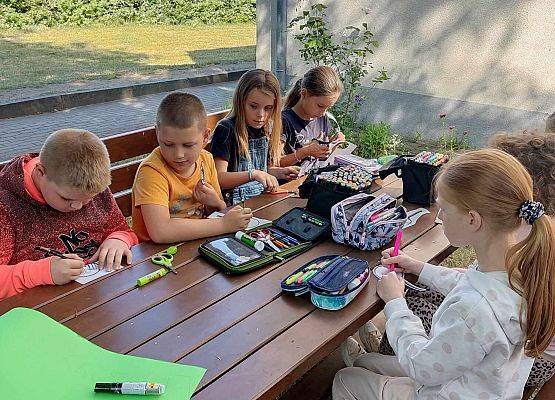 dzieci siedzą przy stoliku