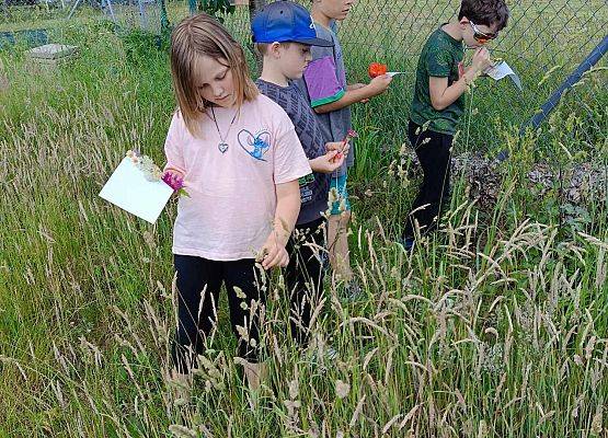 uczniowie w sadzie szkolnym