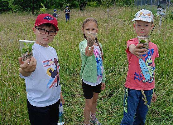 uczniowie w sadzie szkolnym