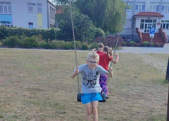 uczniowie podczas zabawy