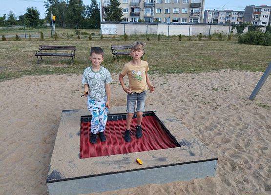 uczniowie podczas zabawy