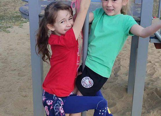 uczniowie podczas zabawy