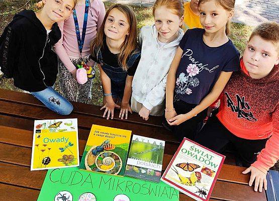 uczniowie prezentują wykonany plakat