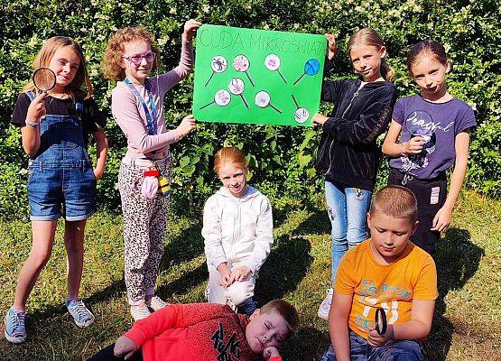 uczniowie prezentują wykonany plakat