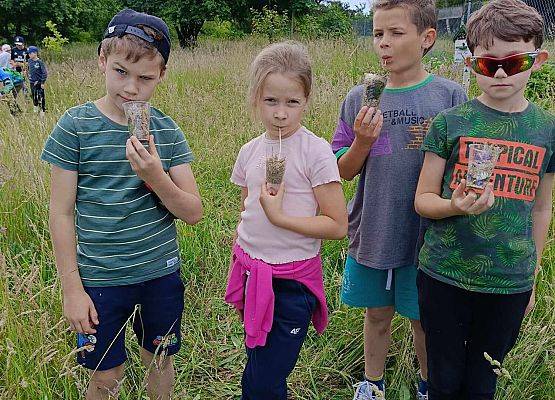 uczniowie prezentują koktajle