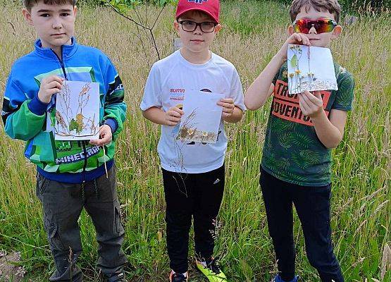 uczniowie prezentują swoje laurki