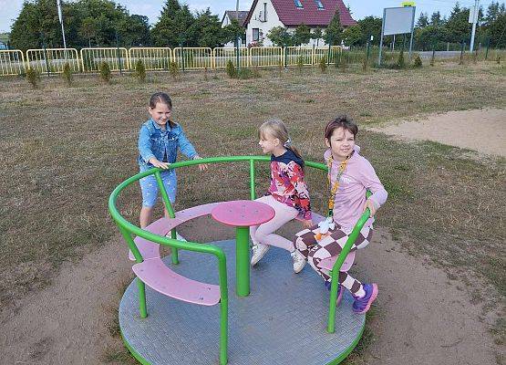 dzieci na placu zabaw