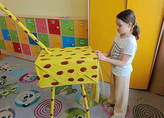 uczennica mocuje ogon