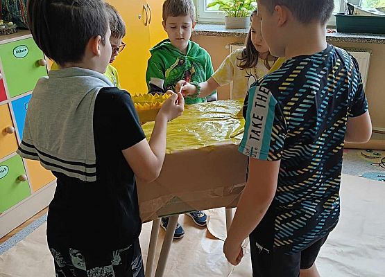 uczniowie malują farbami