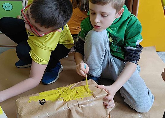 uczniowie malują farbami