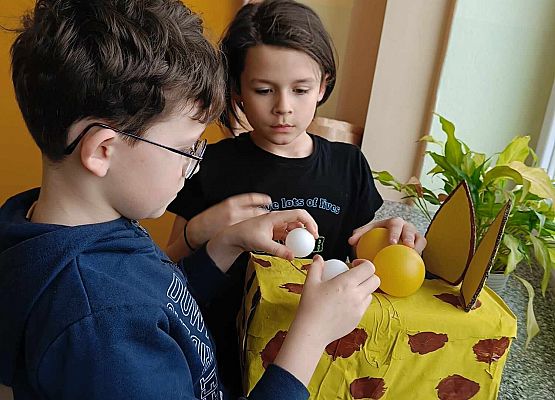 uczniowie wykonują żyrafę