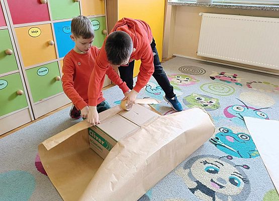 uczniowie wykonują żyrafę