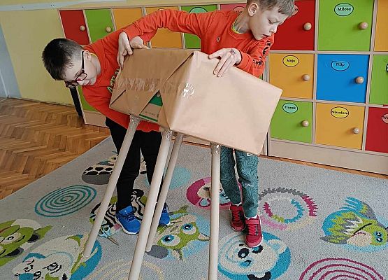uczniowie wykonują żyrafę