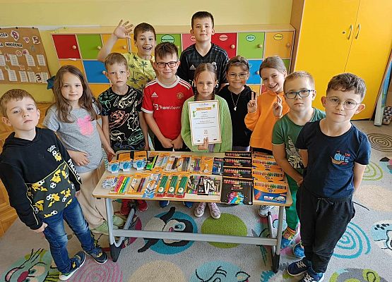 uczniowie prezentują dyplom