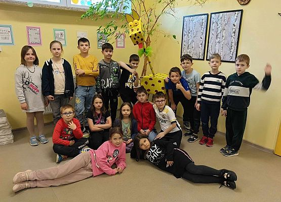 uczniowie na tle wykonanej żyrafy