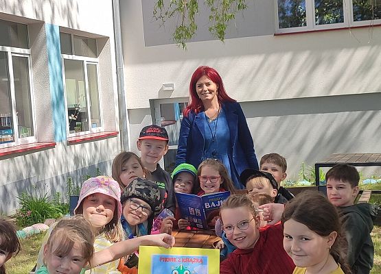 uczniowie na zajęciach w terenie