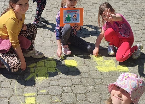 dzieci malują kredą