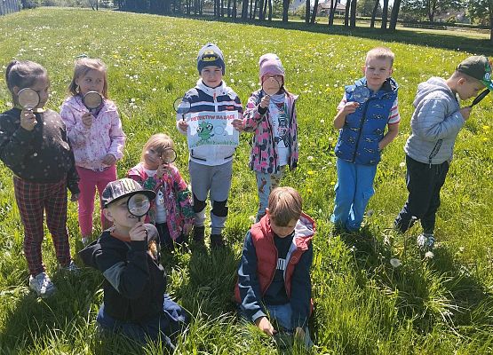 uczniowie na łące4