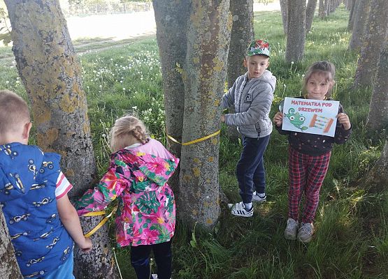 uczniowie przy drzewach