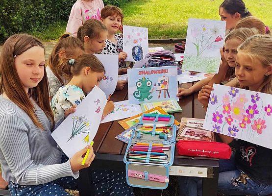 dzieci malują obrazki