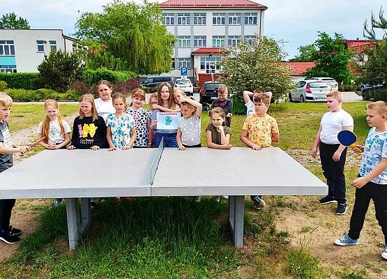 uczniowie przy stole do tenisa