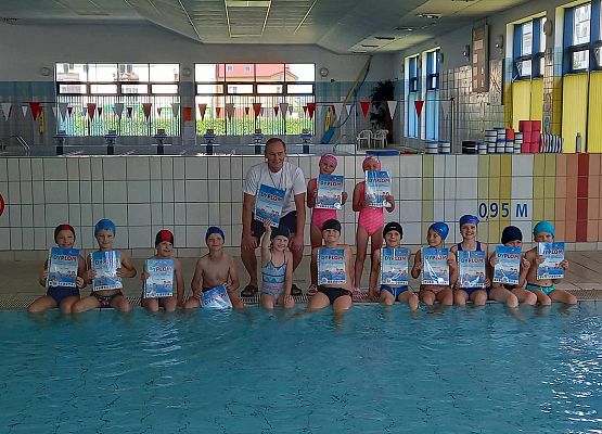 dzieci prezentują dyplomy