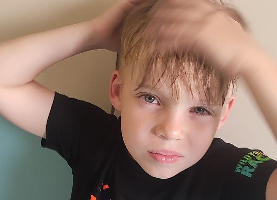 chłopiec suszy włosy