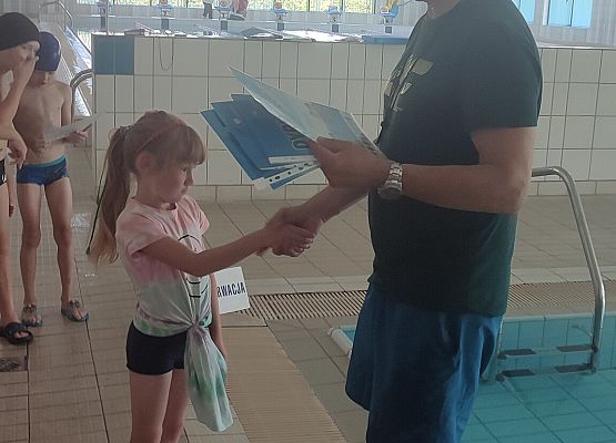 trener wręcza dyplomy