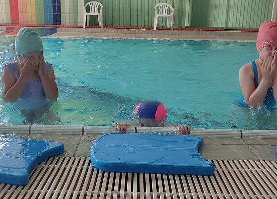 uczniowie na zajęciach nauki pływania