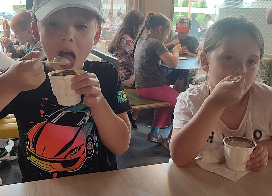 uczniowie jedzą lody