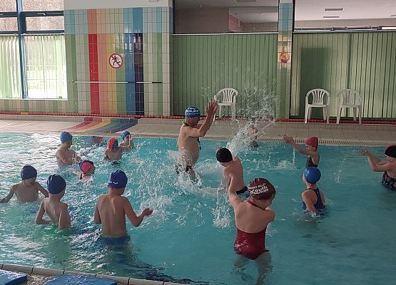 uczniowie podczas ćwiczeń w wodzie