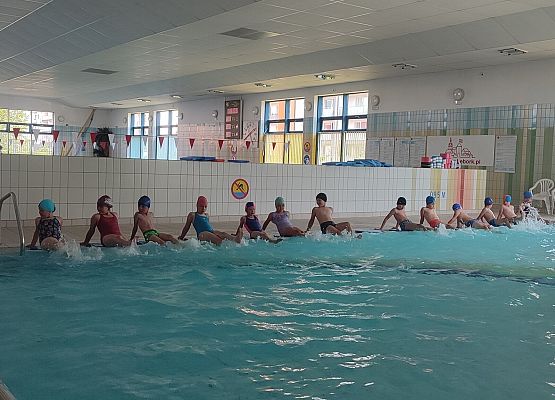 uczniowie podczas ćwiczeń w wodzie