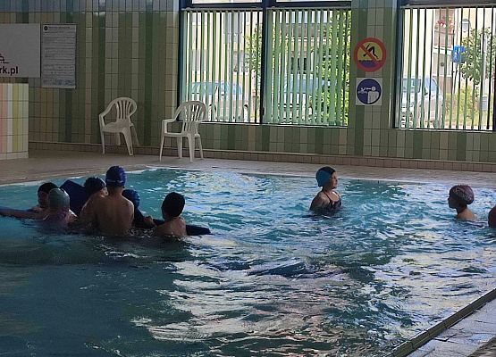 uczniowie podczas ćwiczeń w wodzie