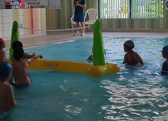 uczniowie podczas ćwiczeń w wodzie